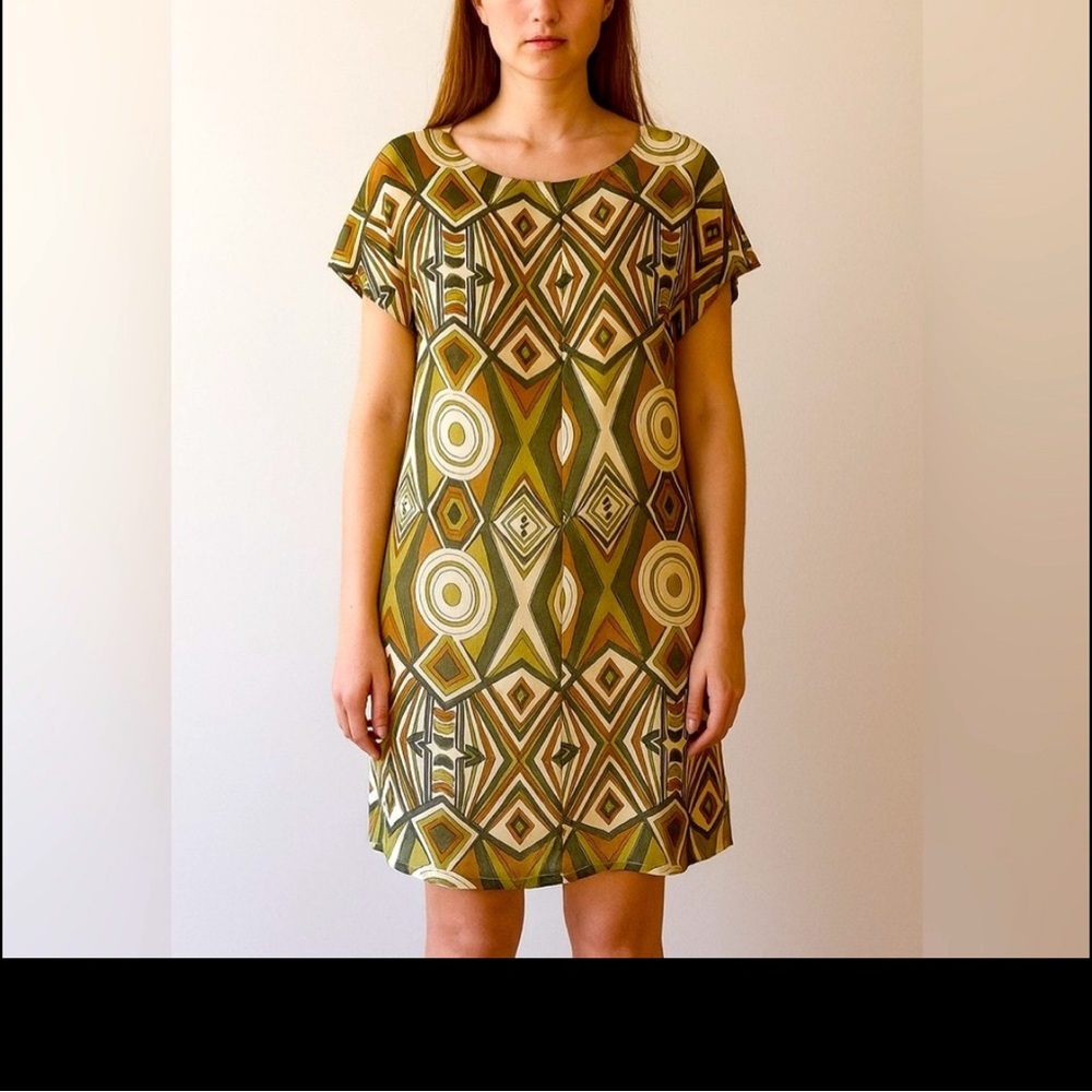 Scusi designed Green Graphic Tunic Cap Sleeve dress. Brand new
